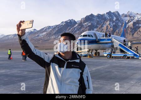 221223 -- TAXKORGAN, le 23 décembre 2022 -- Un passager prend des selfies à l'aéroport de Taxkorgan dans le comté autonome tadjik de Taxkorgan, région autonome ouïgour du Xinjiang, au nord-ouest de la Chine, le 23 décembre 2022. Vendredi matin, un avion de passagers est arrivé dans le comté autonome tadjik de Taxkorgan, dans la région autonome ouïgoure du Xinjiang, au nord-ouest de la Chine, marquant l inauguration du premier aéroport de haut plateau de la région. Au départ de la capitale régionale Urumqi à 8:57 heures du matin, le vol CZ5193, exploité par China Southern Airlines, a atterri à l'aéroport de Taxkorgan à 10:59 heures du matin l'aéroport, situé à 3 258 mètres abov Banque D'Images