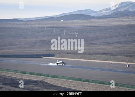 221223 -- TAXKORGAN, le 23 décembre 2022 -- le premier vol atterrit à l'aéroport de Taxkorgan dans le comté autonome tadjik de Taxkorgan, dans la région autonome ouïgoure du Xinjiang, au nord-ouest de la Chine, le 23 décembre 2022. Vendredi matin, un avion de passagers est arrivé dans le comté autonome tadjik de Taxkorgan, dans la région autonome ouïgoure du Xinjiang, au nord-ouest de la Chine, marquant l inauguration du premier aéroport de haut plateau de la région. Au départ de la capitale régionale Urumqi à 8:57 heures du matin, le vol CZ5193, exploité par China Southern Airlines, a atterri à l'aéroport de Taxkorgan à 10:59 heures du matin l'aéroport, situé à 3 258 mètres au-dessus de s. Banque D'Images