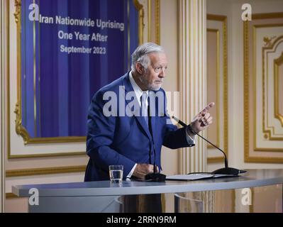 Paris, France. 7 septembre 2023. Randy Weber (R-TX), membre du Congrès américain, s’adresse aux Iraniens pendant la conférence. L'occasion du soulèvement national de l'Iran aura lieu le 16 septembre, et en 2022, la conférence a eu lieu au siège du CNRI près de Paris. (Image de crédit : © Siavosh Hosseini/SOPA Images via ZUMA Press Wire) USAGE ÉDITORIAL UNIQUEMENT! Non destiné à UN USAGE commercial ! Banque D'Images