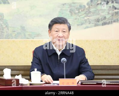 221227 -- PÉKIN, le 27 décembre 2022 -- Xi Jinping, secrétaire général du Comité central du PCC du Parti communiste chinois, préside une réunion du bureau politique du Comité central du PCC et prononce un discours important. La réunion de critique et d'autocritique s'est tenue du lundi au mardi. CHINE-XI JINPING-CPC-RÉUNION CN JUXPENG PUBLICATIONXNOTXINXCHN Banque D'Images