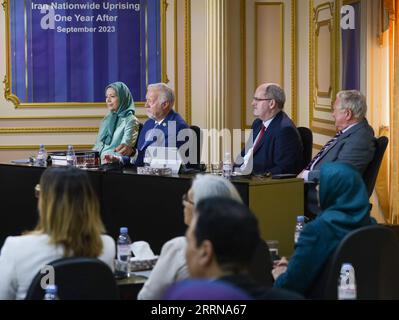 Paris, France. 7 septembre 2023. De gauche à droite, Maryam Rajavi, présidente élue du Conseil national de la résistance iranienne (CNRI), Randy Weber (R-TX), sénateur Gerry Horkan, ministre d'État irlandais (1997-2002) et député européen (2004-2014), Jim Higgins écoutant le témoignage de la victime du régime iranien. L'occasion du soulèvement national de l'Iran aura lieu le 16 septembre, et en 2022, la conférence a eu lieu au siège du CNRI près de Paris. (Image de crédit : © Siavosh Hosseini/SOPA Images via ZUMA Press Wire) USAGE ÉDITORIAL UNIQUEMENT! Non destiné à UN USAGE commercial ! Banque D'Images