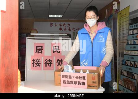 221227 -- BEIJING, le 27 décembre 2022 -- Un membre du personnel met un kit médical partagé à l'entrée d'une communauté résidentielle dans le sous-district de Yangfangdian du district de Haidian à Beijing, capitale de la Chine, le 27 décembre 2022. Dans le sous-district de Yangfangdian, des paquets de soins comprenant des médicaments et du matériel de prévention du COVID-19 ont été offerts aux résidents âgés vivant seuls et aux personnes handicapées. Des trousses médicales partagées ont également été fournies aux résidents en cas d'urgence. CHINE-PÉKIN-COVID-19 PAQUETS DE PRÉVENTION-SOINS CN RENXCHAO PUBLICATIONXNOTXINXCHN Banque D'Images