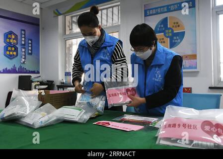 221227 -- BEIJING, le 27 décembre 2022 -- des travailleurs communautaires préparent des paquets de soins dans une communauté résidentielle du sous-district de Yangfangdian du district de Haidian à Beijing, capitale de la Chine, le 27 décembre 2022. Dans le sous-district de Yangfangdian, des paquets de soins comprenant des médicaments et du matériel de prévention du COVID-19 ont été offerts aux résidents âgés vivant seuls et aux personnes handicapées. Des trousses médicales partagées ont également été fournies aux résidents en cas d'urgence. CHINE-PÉKIN-COVID-19 PAQUETS DE PRÉVENTION-SOINS CN RENXCHAO PUBLICATIONXNOTXINXCHN Banque D'Images