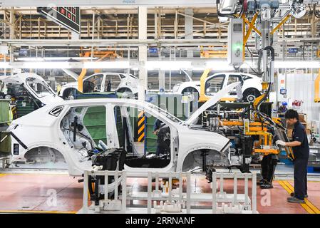 221229 -- PÉKIN, le 29 décembre 2022 -- des travailleurs assemblent des véhicules dans une usine intelligente de Changan Auto à Chongqing, dans le sud-ouest de la Chine, le 16 juin 2022. Top 10 des actualités chinoises de 2022 9. La Chine fait de la stabilité économique une priorité absolue et poursuit des progrès constants la Chine a maintenu la stabilité économique et sociale globale en 2022. Son produit intérieur brut a augmenté de 3 pour cent en glissement annuel au cours des trois premiers trimestres, et l'agrégat économique pour l'ensemble de l'année devrait dépasser 120 billions de yuans environ 17 billions de dollars américains. Lors de la Conférence annuelle sur le travail économique central qui s'est tenue à la mi-décembre, le cou Banque D'Images