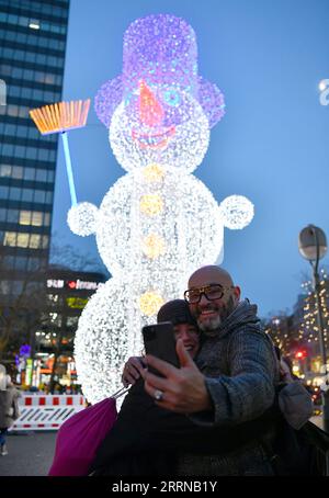 221231 -- BERLIN, le 31 décembre 2022 -- des gens prennent un selfie devant une installation lumineuse à Berlin, Allemagne, le 30 décembre 2022. ALLEMAGNE-BERLIN-VIE QUOTIDIENNE RenxPengfei PUBLICATIONxNOTxINxCHN Banque D'Images