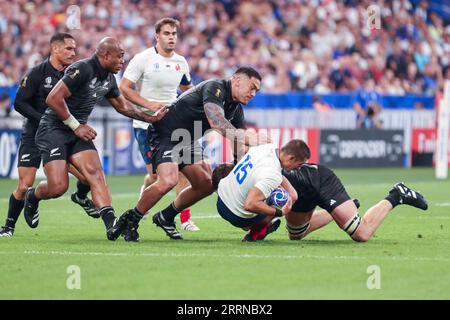 Saint Denis, France. 08 septembre 2023. Paris Thomas Ramos (France) est abordé lors du match d'ouverture de la coupe du monde de Rugby 2023 entre la France et la Nouvelle-Zélande au Stade de France, Saint Denis, Paris, France le vendredi 8 septembre 2023 (Claire Jeffrey/SPP) crédit : SPP Sport Press photo. /Alamy Live News Banque D'Images