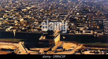 230102 -- TAIYUAN, 2 janvier 2023 -- cette photo aérienne non datée montre une vue de la ville antique de Pingyao, dans la province du Shanxi du nord de la Chine. Titres : la Chine s'efforce de garder vivante la ville antique de Pingyao Xinhua PUBLICATIONxNOTxINxCHN Banque D'Images