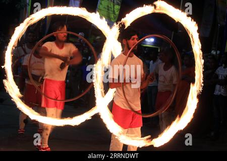 230106 -- KELANIYA, 6 janvier 2023 -- des acrobates de feu se produisent lors d'une célébration pendant le festival Duruthu Perahera dans un temple de Kelaniya, Sri Lanka, le 5 janvier 2023. Photo de /Xinhua SRI LANKA-KELANIYA-PERAHERA FESTIVAL-CÉLÉBRATION AjithxPerera PUBLICATIONxNOTxINxCHN Banque D'Images