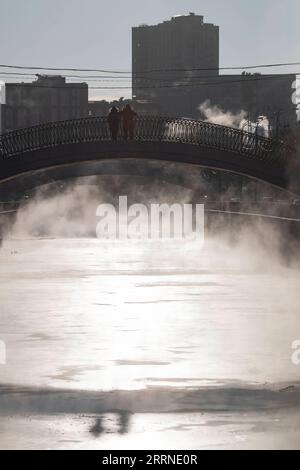 230106 -- MOSCOU, le 6 janvier 2023 -- des gens se tiennent sur un pont au-dessus de la rivière Yauza à Moscou, Russie, le 6 janvier 2023. La basse température locale a frappé moins 22 degrés Celsius jeudi. Photo de /Xinhua RUSSIE-MOSCOU-TEMPS FROID AlexanderxZemlianichenkoxJr PUBLICATIONxNOTxINxCHN Banque D'Images