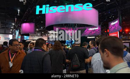 230107 -- LAS VEGAS, le 7 janvier 2023 -- les gens visitent la zone d'exposition de la société chinoise Hisense lors du Consumer Electronics Show ces 2023 à Las Vegas, aux États-Unis, le 6 janvier 2023. Les marques chinoises d'électronique grand public ont lancé une gamme variée de produits innovants lors du ces 2023, qui s'est tenu cette semaine à Las Vegas. POUR ALLER AVEC Roundup : les innovations technologiques chinoises brillent au ces 2023 photo par /Xinhua U.S.-LAS VEGAS-CEs-SOCIÉTÉS CHINOISES ZengxHui PUBLICATIONxNOTxINxCHN Banque D'Images