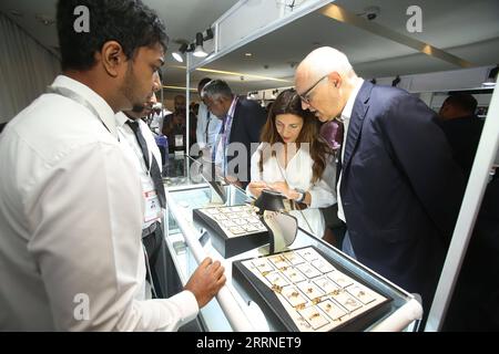 230107 -- COLOMBO, le 7 janvier 2023 -- les gens visitent un kiosque de pierres précieuses et de bijoux au salon FACETS Sri Lanka Premier Edition à Colombo, au Sri Lanka, le 7 janvier 2023. Photo de /Xinhua SRI LANKA-COLOMBO-GEM ET JOAILLERIE-EXPOSITION AjithxPerera PUBLICATIONxNOTxINxCHN Banque D'Images