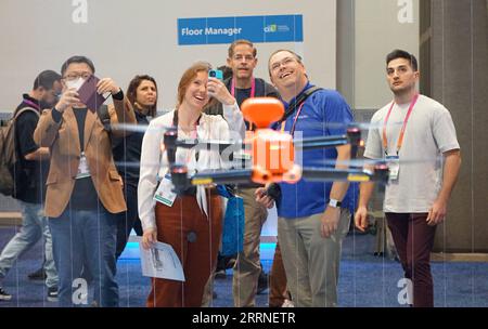 230107 -- LAS VEGAS, 7 janvier 2023 -- des gens regardent un drone dans la zone d'exposition de la société chinoise autel Robotics lors du Consumer Electronics Show ces 2023 à Las Vegas, aux États-Unis, le 6 janvier 2023. Les marques chinoises d'électronique grand public ont lancé une gamme variée de produits innovants lors du ces 2023, qui s'est tenu cette semaine à Las Vegas. POUR ALLER AVEC Roundup : les innovations technologiques chinoises brillent au ces 2023 photo par /Xinhua U.S.-LAS VEGAS-CEs-SOCIÉTÉS CHINOISES ZengxHui PUBLICATIONxNOTxINxCHN Banque D'Images