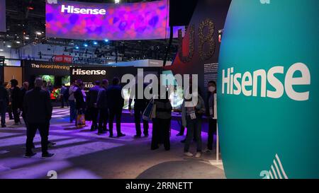 230107 -- LAS VEGAS, le 7 janvier 2023 -- les gens visitent la zone d'exposition de la société chinoise Hisense lors du Consumer Electronics Show ces 2023 à Las Vegas, aux États-Unis, le 6 janvier 2023. Les marques chinoises d'électronique grand public ont lancé une gamme variée de produits innovants lors du ces 2023, qui s'est tenu cette semaine à Las Vegas. POUR ALLER AVEC Roundup : les innovations technologiques chinoises brillent au ces 2023 photo par /Xinhua U.S.-LAS VEGAS-CEs-SOCIÉTÉS CHINOISES ZengxHui PUBLICATIONxNOTxINxCHN Banque D'Images