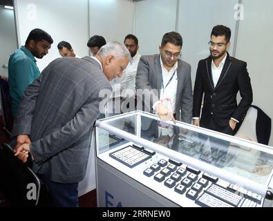 230107 -- COLOMBO, le 7 janvier 2023 -- les gens visitent un kiosque de pierres précieuses et de bijoux au salon FACETS Sri Lanka Premier Edition à Colombo, au Sri Lanka, le 7 janvier 2023. Photo de /Xinhua SRI LANKA-COLOMBO-GEM ET JOAILLERIE-EXPOSITION AjithxPerera PUBLICATIONxNOTxINxCHN Banque D'Images