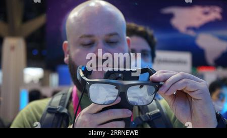 230107 -- LAS VEGAS, 7 janvier 2023 -- Un homme fait l'expérience des lunettes AR de réalité augmentée de la société chinoise TCL lors du Consumer Electronics Show ces 2023 à Las Vegas, aux États-Unis, le 6 janvier 2023. Les marques chinoises d'électronique grand public ont lancé une gamme variée de produits innovants lors du ces 2023, qui s'est tenu cette semaine à Las Vegas. POUR ALLER AVEC Roundup : les innovations technologiques chinoises brillent au ces 2023 photo par /Xinhua U.S.-LAS VEGAS-CEs-SOCIÉTÉS CHINOISES ZengxHui PUBLICATIONxNOTxINxCHN Banque D'Images