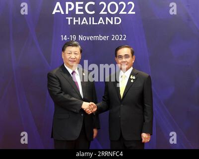 230109 -- BEIJING, le 9 janvier 2023 -- le président chinois Xi Jinping est chaleureusement accueilli à son arrivée par le Premier ministre thaïlandais Prayut Chan-o-cha au Queen Sirikit National Convention Center à Bangkok, Thaïlande, le 18 novembre 2022. Xi a prononcé un discours intitulé assumer la responsabilité et travailler ensemble dans la solidarité pour construire une communauté Asie-Pacifique avec un avenir partagé lors de la 29e réunion des dirigeants économiques de l’APEC de la coopération économique Asie-Pacifique, le 18 novembre 2022. XINHUA-PHOTOS DE L'ANNÉE 2022-LEADER CHINOIS DINGXHAITAO PUBLICATIONXNOTXINXCHN Banque D'Images