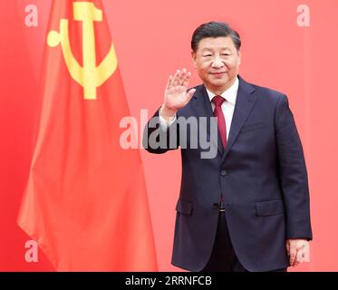 230109 -- PÉKIN, le 9 janvier 2023 -- Xi Jinping, secrétaire général du Comité central du PCC du Parti communiste chinois, fait signe aux journalistes au Grand Hall du peuple à Pékin, capitale de la Chine, le 23 octobre 2022. Xi Jinping et les autres membres nouvellement élus du Comité permanent du Bureau politique du 20e Comité central du PCC Li Qiang, Zhao Leji, Wang Huning, Cai Qi, Ding Xuexiang et Li Xi ont rencontré la presse le 23 octobre 2022. XINHUA-PHOTOS DE L'ANNÉE 2022-PANGXXINGLEI PUBLICATIONXNOTXINXCHN EN CHINE Banque D'Images