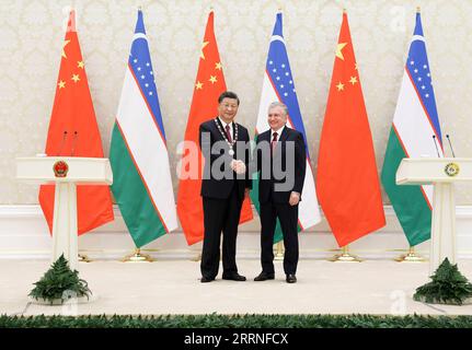 230109 -- PÉKIN, le 9 janvier 2023 -- le président chinois Xi Jinping reçoit l'ordre de l'amitié conféré par le président ouzbek Shavkat Mirziyoyev au Centre international de conférences de Samarkand, Ouzbékistan, le 15 septembre 2022. XINHUA-PHOTOS DE L'ANNÉE 2022-LEADER CHINOIS DINGXHAITAO PUBLICATIONXNOTXINXCHN Banque D'Images