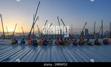 230109 -- BEIJING, le 9 janvier 2023 -- les travailleurs prennent un repas pendant la pause sur le chantier de construction d'un projet d'hôpital d'urgence aidé par les autorités centrales chinoises dans la région de Lok Ma Chau Loop à Hong Kong, dans le sud de la Chine, le 31 mars 2022. XINHUA-PHOTOS DE L'ANNÉE 2022-NOUVELLES DE LA CHINE LIANGXXU PUBLICATIONXNOTXINXCHN Banque D'Images