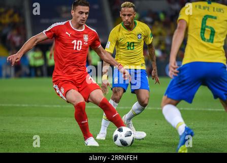 Moscou, Russie - 27 juin 2018. Le milieu de terrain de l'équipe nationale serbe de football Dusan Tadic avec la star brésilienne Neymar Jr lors du match de la coupe du monde de la FIFA 2018 Serbi Banque D'Images