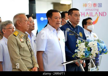 230110 -- BANGKOK, le 10 janvier 2023 -- le vice-premier ministre thaïlandais et ministre de la Santé publique Anutin Charnvirakul et d'autres hauts fonctionnaires assistent à une cérémonie de bienvenue pour les touristes chinois à l'aéroport Suvarnabhumi de Samut Prakan, Thaïlande, le 9 janvier 2023. La Thaïlande a salué lundi l arrivée de milliers de touristes chinois dans sa capitale Bangkok, le premier groupe à suivre l optimisation de la stratégie COVID-19 de la Chine qui a pris effet le 8 janvier. À l'aéroport de Suvarnabhumi, le vice-premier ministre thaïlandais et ministre de la Santé publique Anutin Charnvirakul et d'autres hauts fonctionnaires ont accueilli 269 touristes Banque D'Images