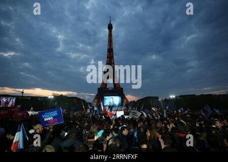230110 -- PÉKIN, le 10 janvier 2023 -- cette photo prise le 24 avril 2022 montre la scène du rassemblement du président sortant Emmanuel Macron après le second tour présidentiel à Paris, en France. Le président sortant français Emmanuel Macron a remporté le second tour de scrutin présidentiel français de 2022 avec 58 pour cent des voix, selon le sondage préliminaire à la sortie publié le 24 avril 2022 par la télévision française BFMTV. XINHUA-PHOTOS DE L'ANNÉE 2022-NOUVELLES MONDIALES GAOXJING PUBLICATIONXNOTXINXCHN Banque D'Images
