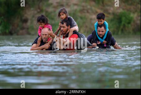 230110 -- BEIJING, le 10 janvier 2023 -- des migrants traversent le Rio Grande à Eagle Pass, Texas, États-Unis, le 25 juillet 2022. Photo de /XINHUA XINHUA-PHOTOS DE L'ANNÉE 2022-NOUVELLES MONDIALES NickxWagner PUBLICATIONxNOTxINxCHN Banque D'Images