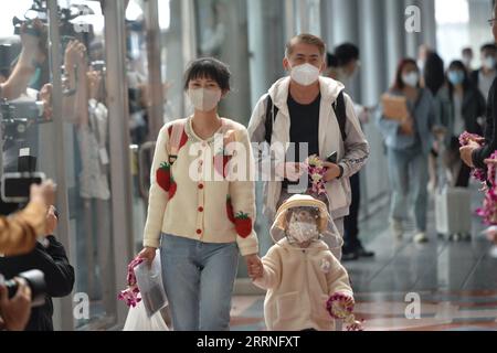 230110 -- BANGKOK, le 10 janvier 2023 -- des passagers chinois arrivent à l'aéroport Suvarnabhumi de Samut Prakan, Thaïlande, le 9 janvier 2023. La Thaïlande a salué lundi l arrivée de milliers de touristes chinois dans sa capitale Bangkok, le premier groupe à suivre l optimisation de la stratégie COVID-19 de la Chine qui a pris effet le 8 janvier. À l'aéroport de Suvarnabhumi, le vice-premier ministre thaïlandais et ministre de la Santé publique Anutin Charnvirakul et d'autres hauts fonctionnaires ont accueilli 269 touristes de la ville chinoise de Xiamen, qui ont été accueillis avec des fleurs et des sacs cadeaux. THAÏLANDE-PASSAGERS CHINOIS-ARRIVÉE RACHE Banque D'Images