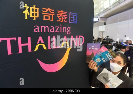 230110 -- BANGKOK, le 10 janvier 2023 -- un membre du personnel expose des brochures touristiques thaïlandaises à l'aéroport Suvarnabhumi de Samut Prakan, Thaïlande, le 9 janvier 2023. La Thaïlande a salué lundi l arrivée de milliers de touristes chinois dans sa capitale Bangkok, le premier groupe à suivre l optimisation de la stratégie COVID-19 de la Chine qui a pris effet le 8 janvier. À l'aéroport de Suvarnabhumi, le vice-premier ministre thaïlandais et ministre de la Santé publique Anutin Charnvirakul et d'autres hauts fonctionnaires ont accueilli 269 touristes de la ville chinoise de Xiamen, qui ont été accueillis avec des fleurs et des sacs cadeaux. THAÏLANDE-CHINOIS Banque D'Images