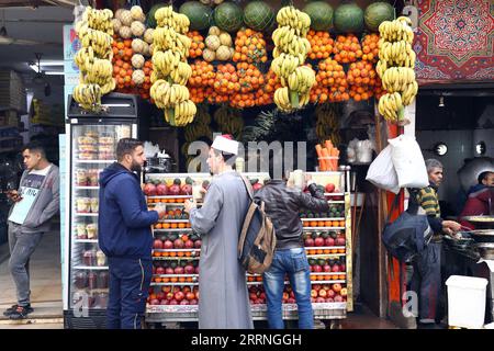 230111 -- LE CAIRE, le 11 janvier 2023 -- des gens achètent des boissons dans un magasin de jus de fruits au Caire, en Égypte, le 11 janvier 2023. L inflation annuelle globale de l Egypte a augmenté à 21,9 pour cent en décembre 2022, contre 6,5 pour cent en décembre 2021, a rapporté mardi l agence de statistique officielle du pays. EGYPTE-INFLATION ANNUELLE-HAUSSE AhmedxGomaa PUBLICATIONxNOTxINxCHN Banque D'Images