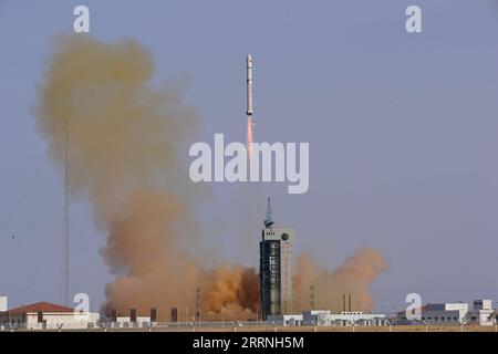 230113 -- JIUQUAN, 13 janvier 2023 -- Une fusée longue March-2D transportant les satellites Yaogan-37, Shiyan-22a et Shiyan-22B explose du centre de lancement de satellites Jiuquan dans le nord-ouest de la Chine le 13 janvier 2023. La Chine a lancé vendredi une fusée longue Mars-2D, plaçant trois satellites dans l'espace. Photo de Wang Jiangbo/Xinhua EyesonSci CHINA-JIUQUAN-SATELLITES-LAUNCH CN LiuxFang PUBLICATIONxNOTxINxCHN Banque D'Images