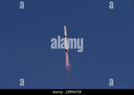230113 -- JIUQUAN, 13 janvier 2023 -- Une fusée longue March-2D transportant les satellites Yaogan-37, Shiyan-22a et Shiyan-22B explose du centre de lancement de satellites Jiuquan dans le nord-ouest de la Chine le 13 janvier 2023. La Chine a lancé vendredi une fusée longue Mars-2D, plaçant trois satellites dans l'espace. Photo de Wang Jiangbo/Xinhua EyesonSci CHINA-JIUQUAN-SATELLITES-LAUNCH CN LiuxFang PUBLICATIONxNOTxINxCHN Banque D'Images