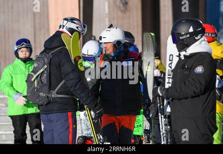 230113 -- ALTAY, le 13 janvier 2023 -- les amateurs de ski se réunissent dans la préfecture d'Altay, dans la région autonome ouïgoure du Xinjiang, au nord-ouest de la Chine, le 12 janvier 2023. La préfecture d'Altay est connue pour sa longue saison hivernale qui peut durer jusqu'à huit mois par an. Il attire les skieurs du monde entier avec son vaste espace de poudreuse naturelle. La région a aspiré à stimuler le tourisme hivernal ces dernières années, attirant les visiteurs avec le ski, la pêche sur glace et d'autres activités hivernales. Elle a accueilli quelque 1,02 millions de touristes entre le 2022 décembre et le 11 janvier 2023. CHINE-XINJIANG-ALTAY-HIVER TOURISME CN HUXHUHU PUBLICATIONXNOTXI Banque D'Images