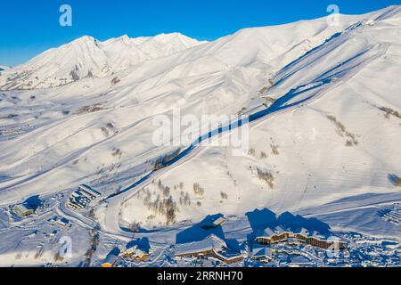 230113 -- ALTAY, 13 janvier 2023 -- cette photo aérienne prise le 12 janvier 2023 montre la station de ski internationale Jikepulin dans la préfecture d'Altay, dans le nord-ouest de la Chine, dans la région autonome ouïgoure du Xinjiang. La préfecture d'Altay est connue pour sa longue saison hivernale qui peut durer jusqu'à huit mois par an. Il attire les skieurs du monde entier avec son vaste espace de poudreuse naturelle. La région a aspiré à stimuler le tourisme hivernal ces dernières années, attirant les visiteurs avec le ski, la pêche sur glace et d'autres activités hivernales. Elle a accueilli quelque 1,02 millions de touristes entre le 2022 décembre et le 11 janvier 2023. CHINE-XINJIANG-ALTA Banque D'Images