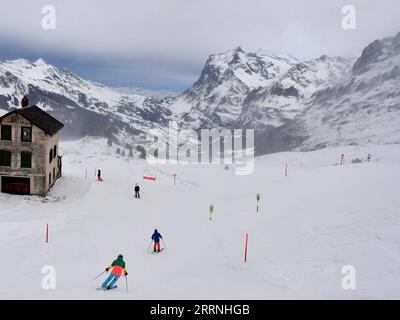 230114 -- GENÈVE, le 14 janvier 2023 -- les skieurs du domaine skiable de la Jungfrau en Suisse, le 12 janvier 2023. Le site pittoresque populaire et la station de sports d'hiver, Jungfrau en Suisse, s'attend à attirer plus de touristes et de fans de sport chinois dans un avenir proche. Avec la récente optimisation de la réponse de la Chine au COVID-19 et la restauration progressive des citoyens chinois voyageant à l étranger, la Jungfrau s est préparée à une augmentation des touristes chinois cette saison de ski. POUR ALLER AVEC la Suisse s Jungfrau attend plus de touristes chinois SUISSE-JUNGFRAU-TOURISME LianxYi PUBLICATIONxNOTxINxCHN Banque D'Images