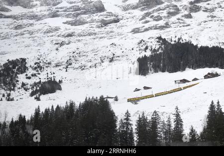 230114 -- GENÈVE, le 14 janvier 2023 -- Un train de voyageurs circule dans la région de la Jungfrau en Suisse, le 12 janvier 2023. Le site pittoresque populaire et la station de sports d'hiver, Jungfrau en Suisse, s'attend à attirer plus de touristes et de fans de sport chinois dans un avenir proche. Avec la récente optimisation de la réponse de la Chine au COVID-19 et la restauration progressive des citoyens chinois voyageant à l étranger, la Jungfrau s est préparée à une augmentation des touristes chinois cette saison de ski. POUR ALLER AVEC la Suisse s Jungfrau attend plus de touristes chinois SUISSE-JUNGFRAU-TOURISME LianxYi PUBLICATIONxNOTxINxCHN Banque D'Images