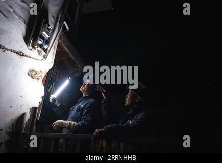 230114 -- DEQEN, 14 janvier 2023 -- Wangden inspecte les lignes électriques dans le village de Yubeng, dans le comté de Deqen, dans la province du Yunnan, au sud-ouest de la Chine, le 8 janvier 2023. Wangden, 34 ans, est directrice associée de la branche Yunnan de la centrale électrique Yanmen de China Southern Power Grid dans le comté de Deqen. En 2015, il a été chargé des tâches d'entretien à Yubeng, un village local situé au pied de montagnes enneigées. En tant que travailleur de Yubeng ayant servi le plus longtemps dans l'approvisionnement en électricité, l'homme a été témoin de changements considérables dans le village. Dans le passé, Yubeng était pratiquement coupé du monde extérieur, sans élus Banque D'Images