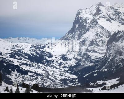 230114 -- GENÈVE, le 14 janvier 2023 -- cette photo prise le 12 janvier 2023 depuis le domaine skiable de la Jungfrau montre des montagnes enneigées en Suisse. Le site pittoresque populaire et la station de sports d'hiver, Jungfrau en Suisse, s'attend à attirer plus de touristes et de fans de sport chinois dans un avenir proche. Avec la récente optimisation de la réponse de la Chine au COVID-19 et la restauration progressive des citoyens chinois voyageant à l étranger, la Jungfrau s est préparée à une augmentation des touristes chinois cette saison de ski. POUR ALLER AVEC la Suisse s Jungfrau attend plus de touristes chinois SUISSE-JUNGFRAU-TOURISME LianxYi PUBLICATIONxN Banque D'Images