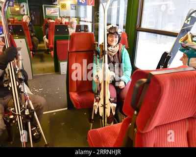 230114 -- GENÈVE, le 14 janvier 2023 -- les skieurs prennent un train sur la montagne de la Jungfrau en Suisse, le 12 janvier 2023. Le site pittoresque populaire et la station de sports d'hiver, Jungfrau en Suisse, s'attend à attirer plus de touristes et de fans de sport chinois dans un avenir proche. Avec la récente optimisation de la réponse de la Chine au COVID-19 et la restauration progressive des citoyens chinois voyageant à l étranger, la Jungfrau s est préparée à une augmentation des touristes chinois cette saison de ski. POUR ALLER AVEC la Suisse s Jungfrau attend plus de touristes chinois SUISSE-JUNGFRAU-TOURISME LianxYi PUBLICATIONxNOTxINxCHN Banque D'Images