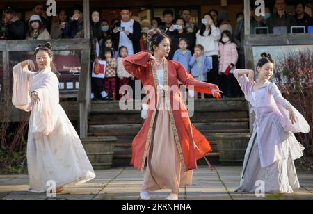 230115 -- OTTAWA, le 15 janv. 2023 -- des danseurs interprètent de la danse traditionnelle chinoise au marché lunaire du nouvel an organisé par le jardin botanique de l'Université de la Colombie-Britannique, à Vancouver, Colombie-Britannique, Canada, le 14 janvier 2023. L’événement festif, organisé pour la première fois par UBC Botanical Garden, présente des marchés artisanaux et diverses représentations pour accueillir l’année du lapin. Photo de /Xinhua CANADA-VANCOUVER-UBC BOTANICAL GARDEN-LUNAR NOUVEL AN MARKET LiangxSen PUBLICATIONxNOTxINxCHN Banque D'Images