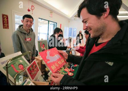 230115 -- OTTAWA, le 15 janvier 2023 -- Un client magasine des marchandises sur le thème de l'année du lapin au marché lunaire du nouvel an organisé par le jardin botanique UBC de l'Université de la Colombie-Britannique à Vancouver, Colombie-Britannique, Canada, le 14 janvier 2023. L’événement festif, organisé pour la première fois par UBC Botanical Garden, présente des marchés artisanaux et diverses représentations pour accueillir l’année du lapin. Photo de /Xinhua CANADA-VANCOUVER-UBC BOTANICAL GARDEN-LUNAR NOUVEL AN MARKET LiangxSen PUBLICATIONxNOTxINxCHN Banque D'Images