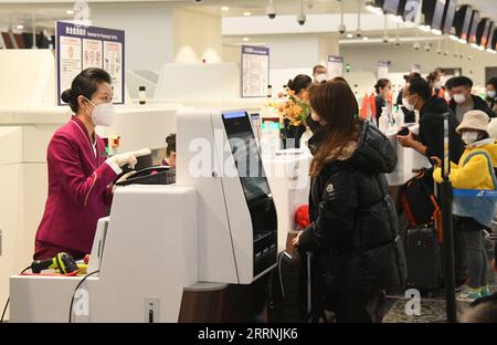 230117 -- PÉKIN, le 17 janvier 2023 -- enregistrement des passagers du vol CZ309 de Pékin à Hong Kong à l'aéroport international Beijing Daxing à Pékin, capitale de la Chine, le 17 janvier 2023. Avec le décollage du vol CZ309 à destination de Hong Kong, l’aéroport international Beijing Daxing a repris mardi l’exploitation des vols internationaux de passagers après que la Chine ait continuellement optimisé les politiques de prévention et de contrôle de l’épidémie de COVID-19. Nouvel aéroport de Pékin, l aéroport international Beijing Daxing est devenu opérationnel le 25 septembre 2019. À partir du 14 mars 2020, l'aéroport s international Banque D'Images