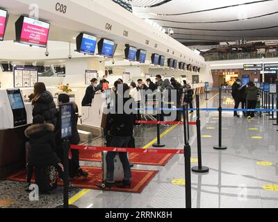 230117 -- PÉKIN, le 17 janvier 2023 -- enregistrement des passagers du vol CZ309 de Pékin à Hong Kong à l'aéroport international Beijing Daxing à Pékin, capitale de la Chine, le 17 janvier 2023. Avec le décollage du vol CZ309 à destination de Hong Kong, l’aéroport international Beijing Daxing a repris mardi l’exploitation des vols internationaux de passagers après que la Chine ait continuellement optimisé les politiques de prévention et de contrôle de l’épidémie de COVID-19. Nouvel aéroport de Pékin, l aéroport international Beijing Daxing est devenu opérationnel le 25 septembre 2019. À partir du 14 mars 2020, l'aéroport s international Banque D'Images