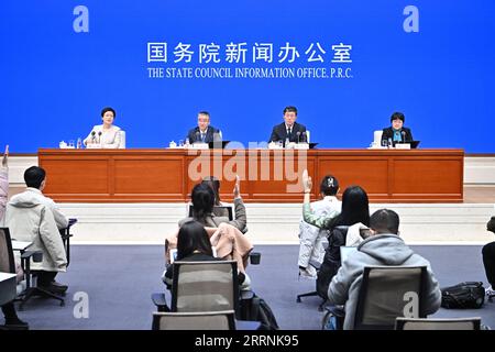 230118 -- BEIJING, le 18 janvier 2023 -- Tian Yulong 2nd L, ingénieur en chef du ministère de l'Industrie et des technologies de l'information, assiste à une conférence de presse organisée par le Bureau d'information du Conseil d'État, à Beijing, capitale de la Chine, le 18 janvier 2023. POUR ALLER AVEC les points de recharge EV de la Chine voir l'expansion rapide en 2022 CHINA-BEIJING-PRESS CONFERENCE CN LixXin PUBLICATIONxNOTxINxCHN Banque D'Images
