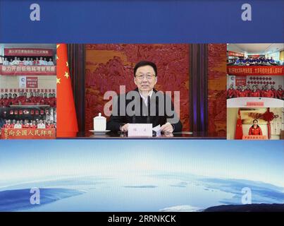 230118 -- PÉKIN, le 18 janvier 2023 -- le vice-premier ministre chinois Han Zheng adresse ses salutations chaleureuses et ses vœux au Festival du printemps aux personnes qui entreprennent des expéditions scientifiques dans les régions polaires et océaniques lorsqu'elles parlent avec elles par liaison vidéo satellite depuis Beijing, capitale de la Chine, le 18 janvier 2023. CHINE-PÉKIN-HAN ZHENG-POLAR-OCEAN EXPÉDITIONS-FESTIVAL SALUTATIONS CN DINGXLIN PUBLICATIONXNOTXINXCHN Banque D'Images