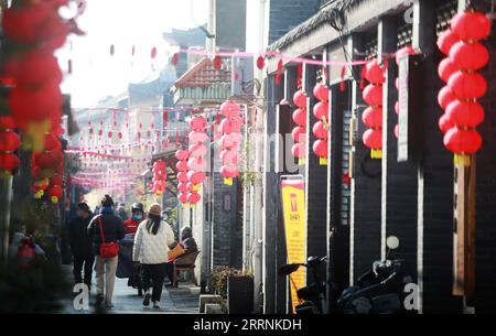 230118 -- BEIJING, le 18 janvier 2023 -- des installations de célébration du nouvel an sont vues dans une zone pittoresque de Yangzhou, dans la province du Jiangsu de l'est de la Chine, le 18 janvier 2023. Cette année, la fête du printemps, ou le nouvel an chinois, tombe le 22 janvier. Photo de /Xinhua CHINA-NEW YEAR CELEBRATION-DECORATIONS CN MengxDelong PUBLICATIONxNOTxINxCHN Banque D'Images