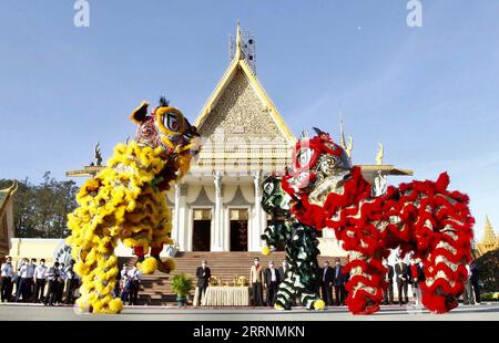 230121 -- PHNOM PENH, le 21 janvier 2023 -- des artistes dansent le lion au Palais Royal de Phnom Penh, Cambodge, le 21 janvier 2023. Le Premier ministre cambodgien Samdech Techo Hun Sèn a adressé ses meilleurs vœux pour le nouvel an lunaire chinois, affirmant que les peuples du Cambodge et de la Chine ont toujours partagé leurs malheurs depuis les temps anciens. Photo de /Xinhua CAMBODIA-PHNOM PENH-CHINESE LUNAR NOUVEL AN-LION DANSE Phearum PUBLICATIONxNOTxINxCHN Banque D'Images