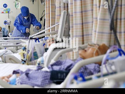 Actualités Bilder des Tages 230121 -- BEIJING, le 21 janvier 2023 -- Une infirmière prend soin d'un patient à la salle d'urgence du premier hôpital de l'Université de Pékin à Beijing, capitale de la Chine, le 21 janvier 2023. Le personnel médical du service des urgences du premier hôpital de l'Université de Pékin s'en tient à leurs postes le soir du nouvel an lunaire chinois ou Chuxi en chinois. Chuxi , qui tombe le 21 janvier cette année, est l'un des jours les plus importants pour la réunion de famille en Chine. CHINE-PÉKIN-NOUVEL AN CHINOIS S EVE-HOSPITAL CN LIXHE PUBLICATIONXNOTXINXCHN Banque D'Images