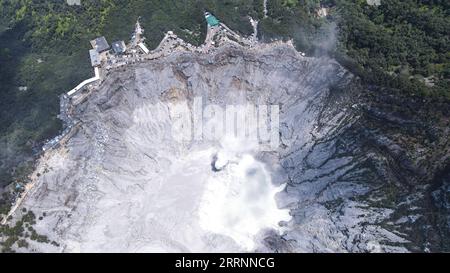 230122 -- BANDUNG, 22 janvier 2023 -- cette photo aérienne prise le 22 janvier 2023 montre le cratère du Tangkuban Perahu, un volcan près de la ville de Bandung, en Indonésie. Le volcan Tangkuban Perahu a attiré de nombreux visiteurs pendant les vacances de la fête du printemps en Indonésie. Le nouvel an lunaire chinois, ou fête du printemps, tombe dimanche. INDONÉSIE-BANDUNG-VOLCAN-TOURISME XuxQin PUBLICATIONxNOTxINxCHN Banque D'Images