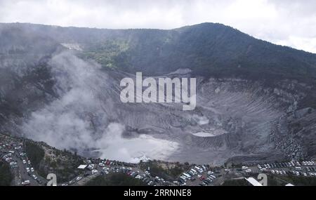 230122 -- BANDUNG, 22 janvier 2023 -- cette photo aérienne prise le 22 janvier 2023 montre le cratère du Tangkuban Perahu, un volcan près de la ville de Bandung, en Indonésie. Le volcan Tangkuban Perahu a attiré de nombreux visiteurs pendant les vacances de la fête du printemps en Indonésie. Le nouvel an lunaire chinois, ou fête du printemps, tombe dimanche. INDONÉSIE-BANDUNG-VOLCAN-TOURISME XuxQin PUBLICATIONxNOTxINxCHN Banque D'Images